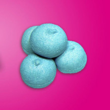 Primer plano de una bola azul MasMelo mostrando su textura esponjosa