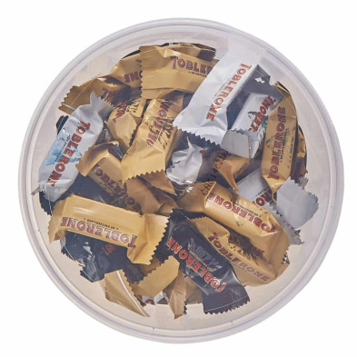Vista superior del cubo de mini Toblerone con unidades envueltas en dorado, negro y blanco