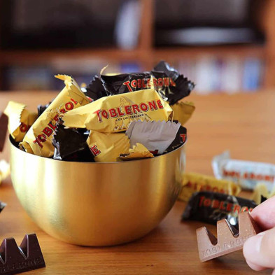Bol con mini Toblerone envueltos en colores surtidos en un entorno informal
