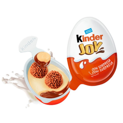 Kinder Joy cerrado y abierto con crema de leche, bolitas y cuchara incluida