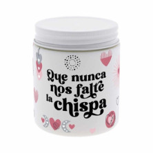 VELA AROMÁTICA QUE NUNCA NOS FALTE LA CHISPA EN TONO CLARO CON MENSAJE DIVERTIDO Y ROMÁNTICO