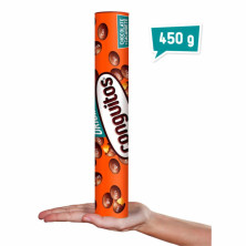 Mano sosteniendo un tubo grande de Conguitos con diseño naranja y logo visible