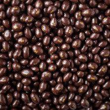Vista superior de Conguitos recubiertos de chocolate con letras impresas
