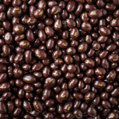 Vista superior de Conguitos recubiertos de chocolate con letras impresas