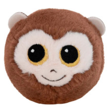 Vista frontal del peluche tipo bola con cara de mono ojos grandes bordados orejas pequeñas visibles