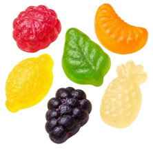 Gominolas Trolli Fruit Mix surtidas con formas de frutas y colores variados sobre fondo blanco