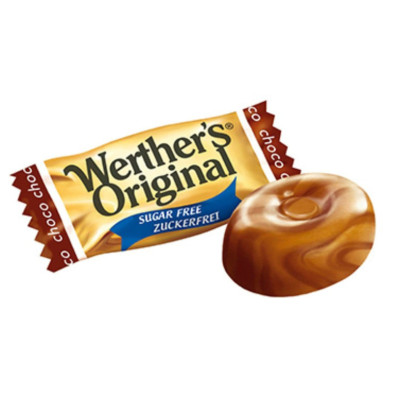 Bolsa de caramelos Werther's Original sin azúcar con sabor a chocolate junto a un caramelo individual